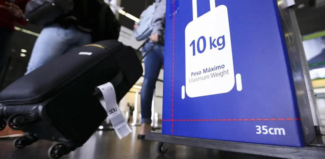 Empresas aéreas terão que explicar mudanças na cobrança de bagagens de mão