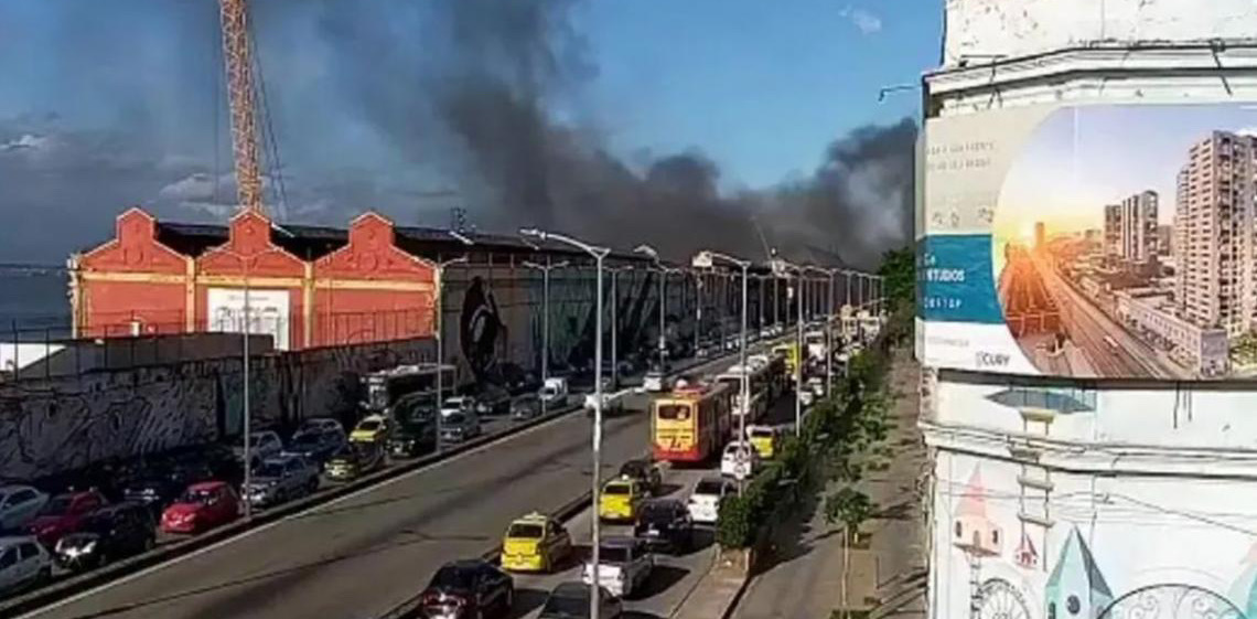Incêndio atinge barracão de escola de samba na zona portuária do Rio de Janeiro