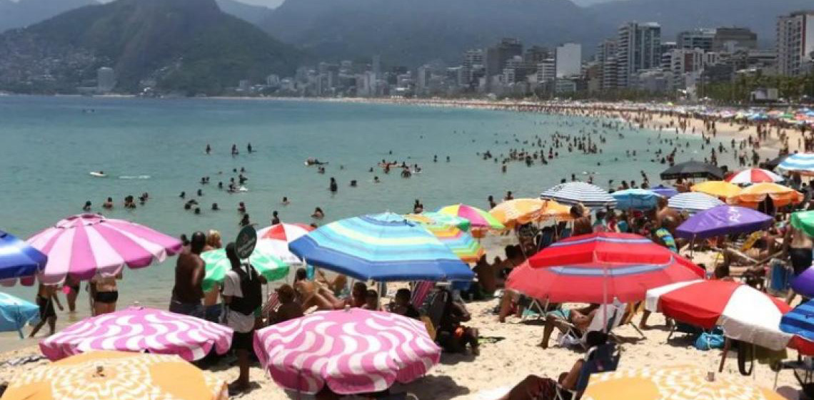 69% dos turistas estrangeiros no Brasil têm empregos tradicionais e estáveis
