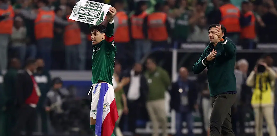 Abel chora, admite mágoa com parte da torcida verde e ganha afago de Leila Pereira