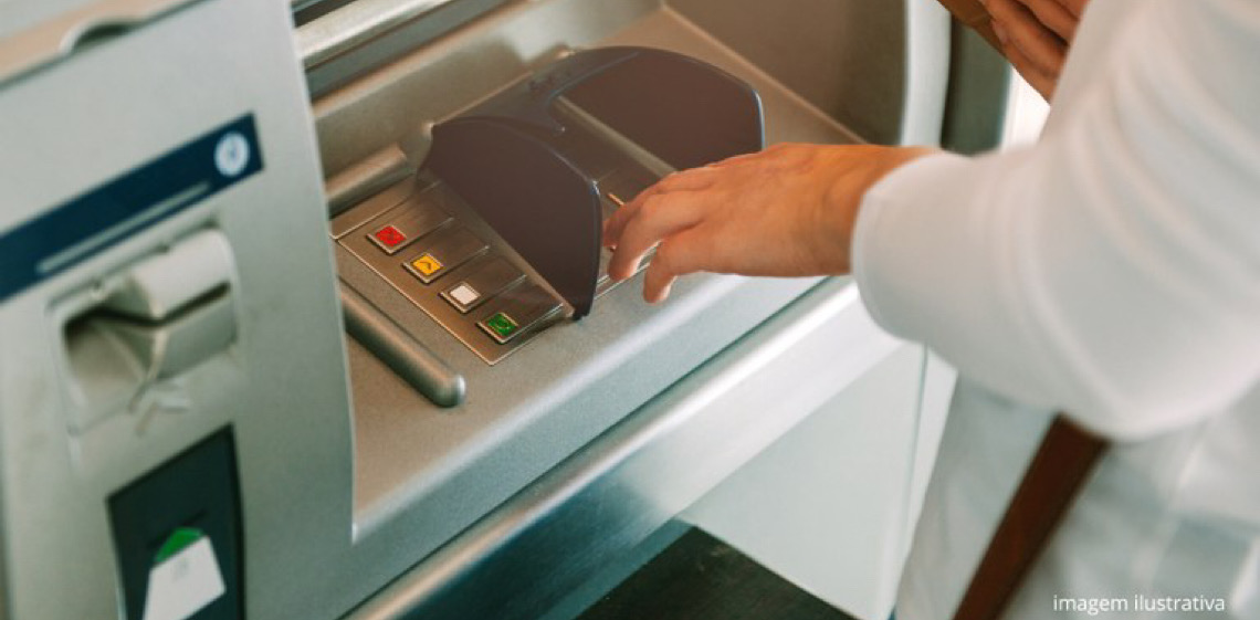 Banco é condenado a indenizar pessoa trans por falha na atualização de cadastro após mudança de nome