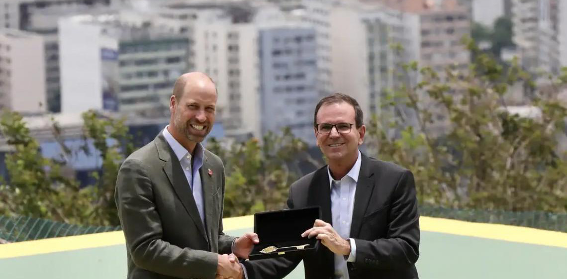 Príncipe William visita Pão de Açúcar e recebe chave da cidade do Rio