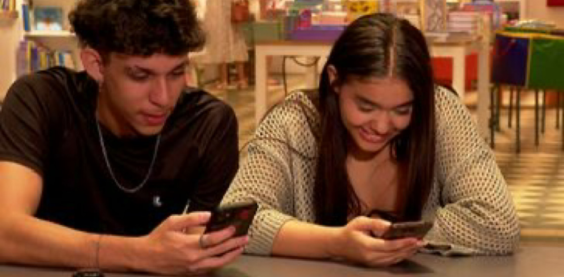 Geração Z usa redes sociais para ir às ruas e derruba governos pelo mundo