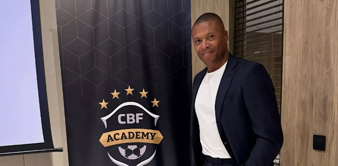 'Nós, negros, somos penalizados', diz Júlio Baptista, que mira ser técnico