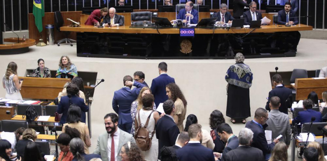 Deputados do DF votam a favor da proposta que cancela garantias ao aborto legal para crianças e adolescentes