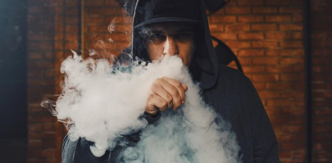 Estudo da FGV revela elo direto entre mercado ilícito de cigarros e avanço da violência no Brasil