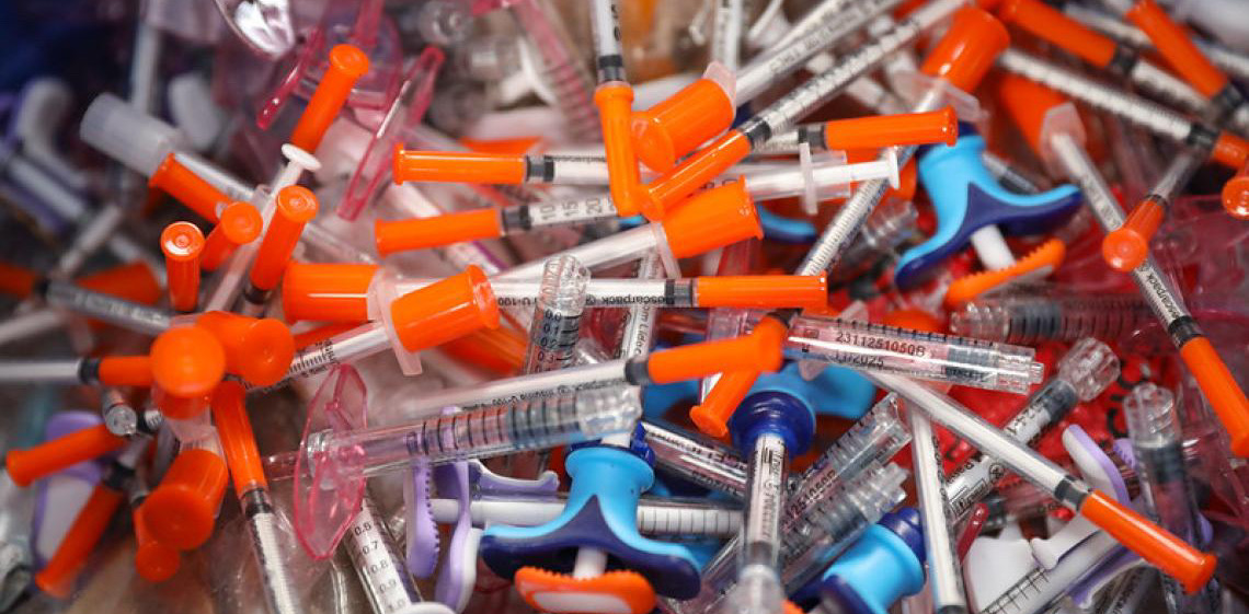 Descarte irregular de canetas emagrecedoras no lixo reciclável soma 1,3 tonelada no DF entre 2024 e 2025