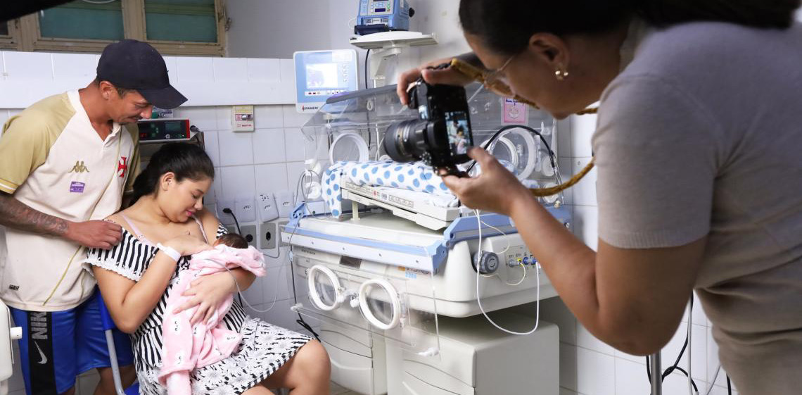 Novembro Roxo no DF: Bebês prematuros do HRC participam de ensaio fotográfico com as famílias