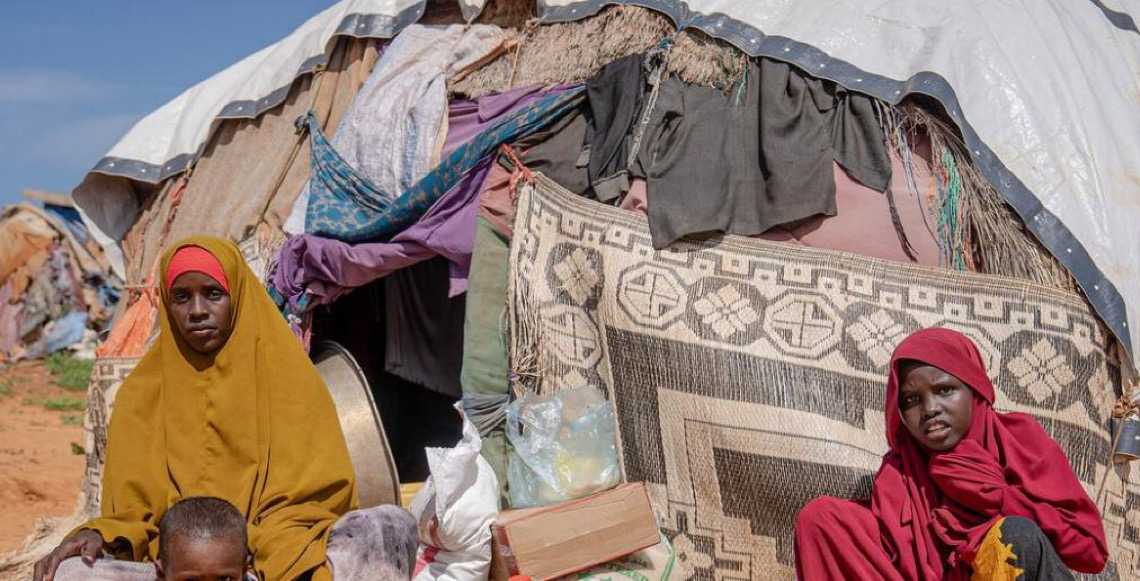 Temperaturas extremas e conflitos forçam milhões a abandonar suas casas