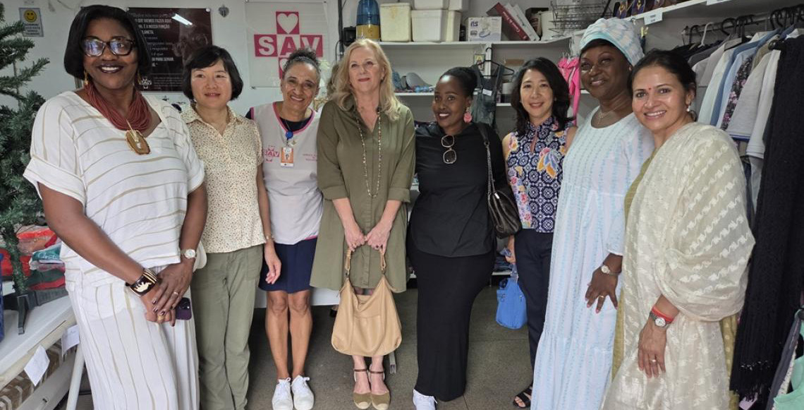 Grupo diplomático internacional faz doação a serviço de voluntários do Hospital de Base