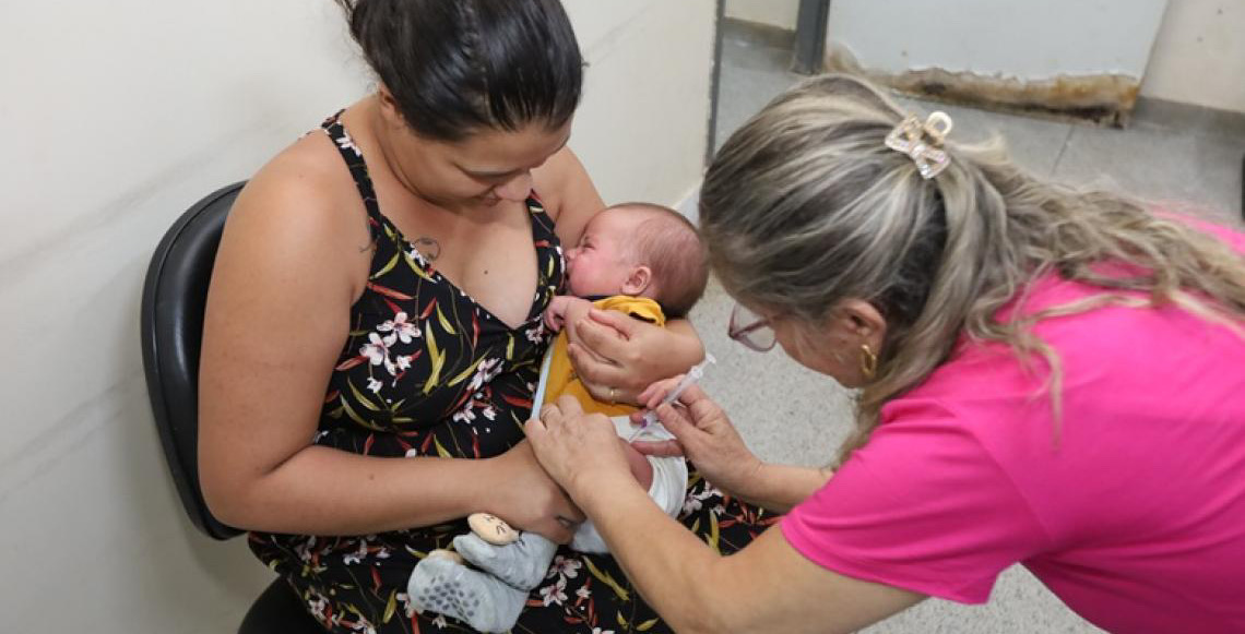 Pessoas com comorbidades e crianças têm direito a vacinas contra pneumonia