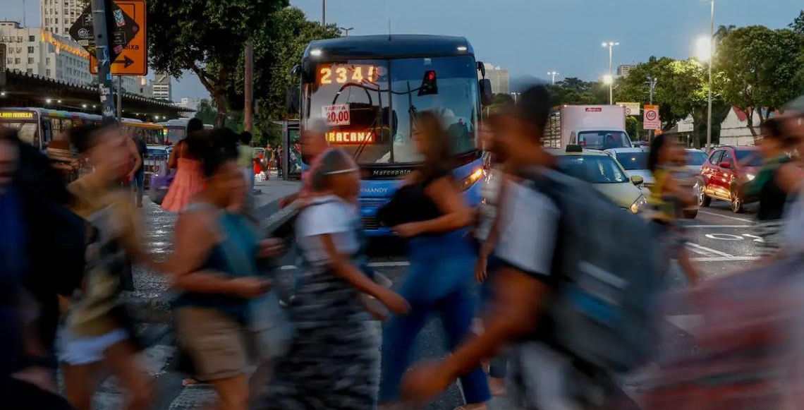 Pesquisa do IBGE mostra: Empresas pagavam, em média, 15,8% mais a homens que a mulheres em 2023