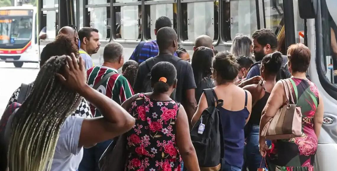 Número dos que procuram emprego há mais de 2 anos cai 17,8%, diz IBGE