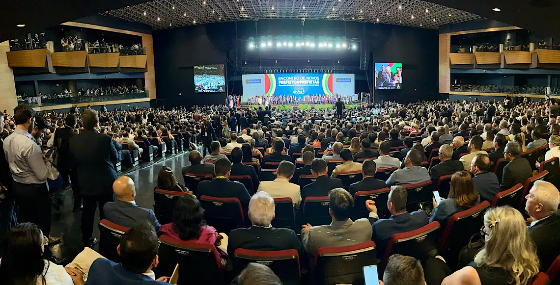 Prefeitas pioneiras nas capitais governaram sob greves e crises e tiveram até palácio incendiado