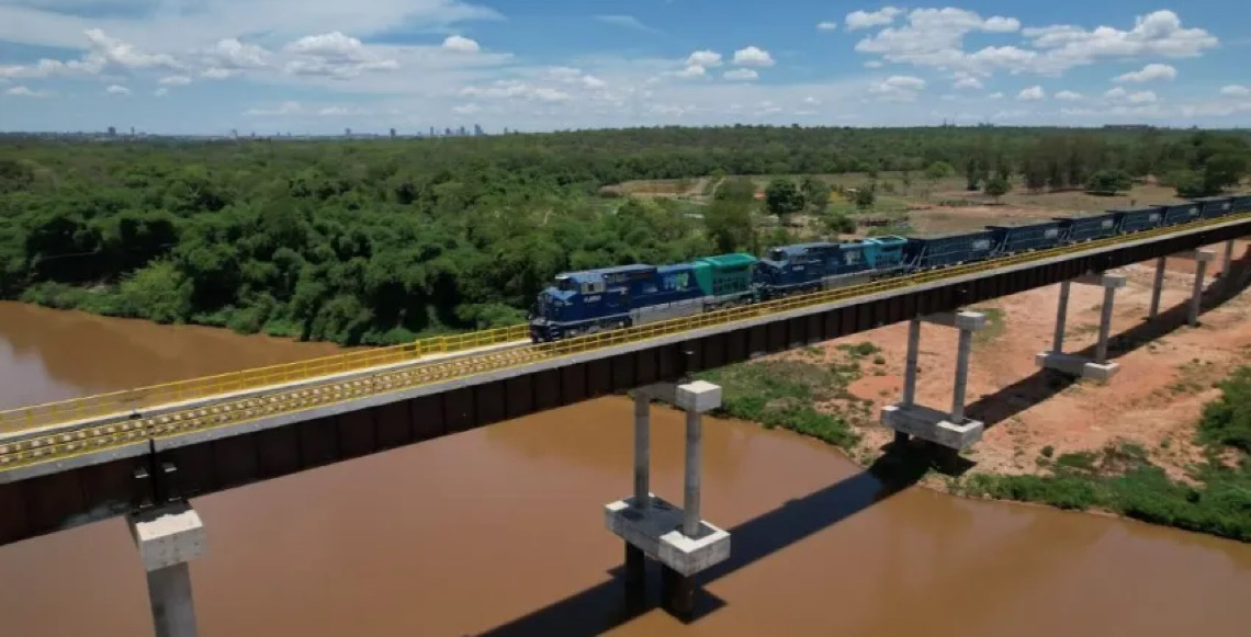 Maior obra ferroviária do país vai levar grãos de MT para porto de Santos