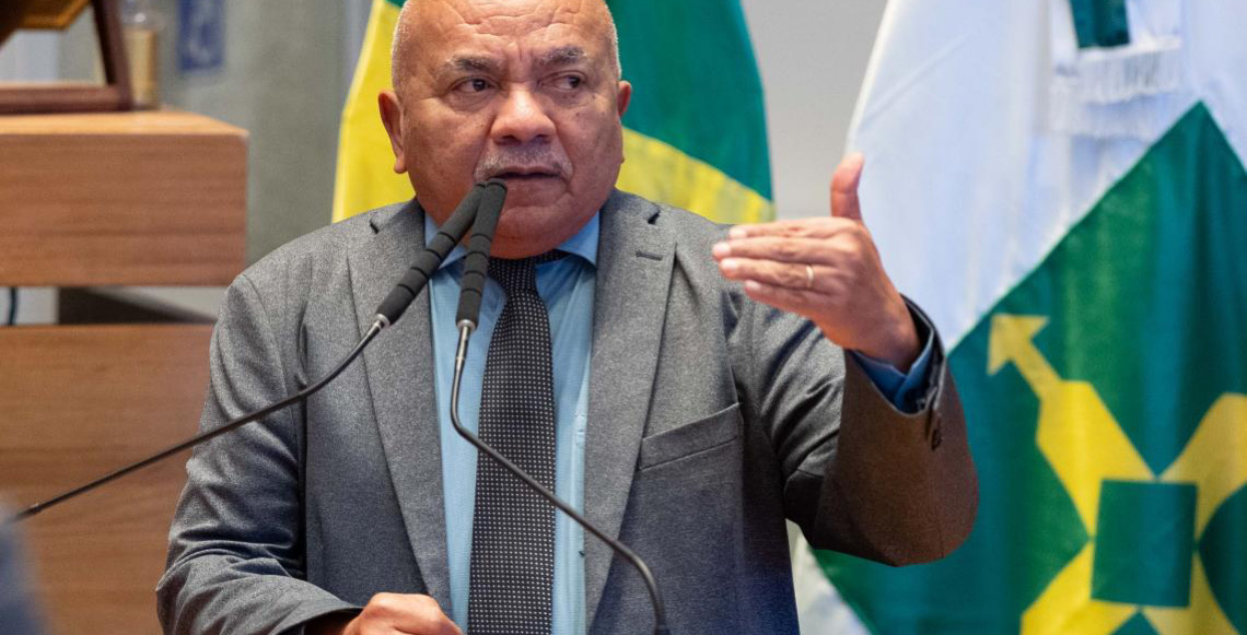 Deputados criticam cobrança de multa milionária por greve de professores do DF