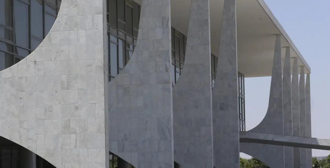 Governo sanciona proibição do uso de linguagem neutra em órgão público