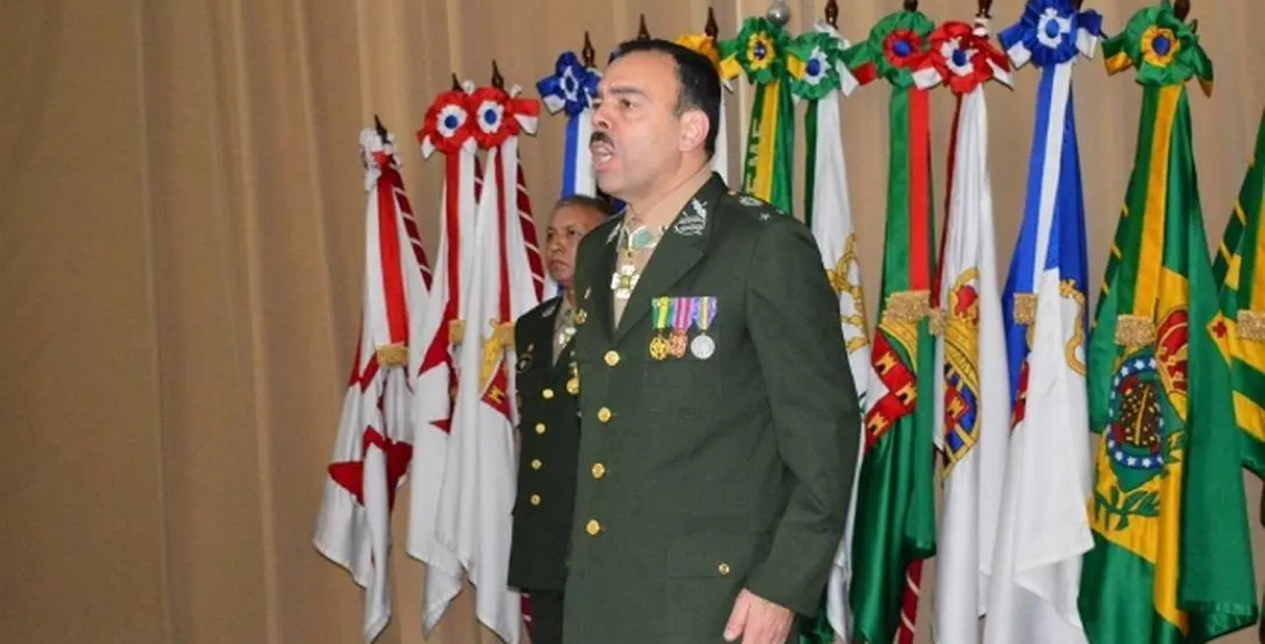 General atacado por bolsonaristas critica os que 'não reconhecem' erros e diz que Exército respeita lei