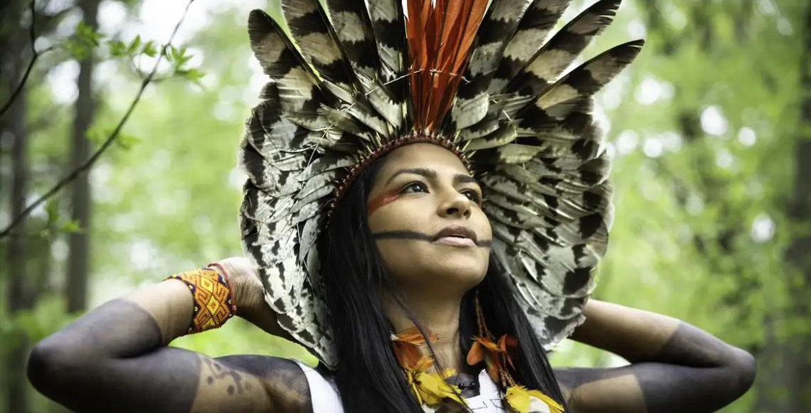 Nos rios e matas do Xingu, cacica Juma Xipaia denuncia impactos de megaempreendimentos na Amazônia