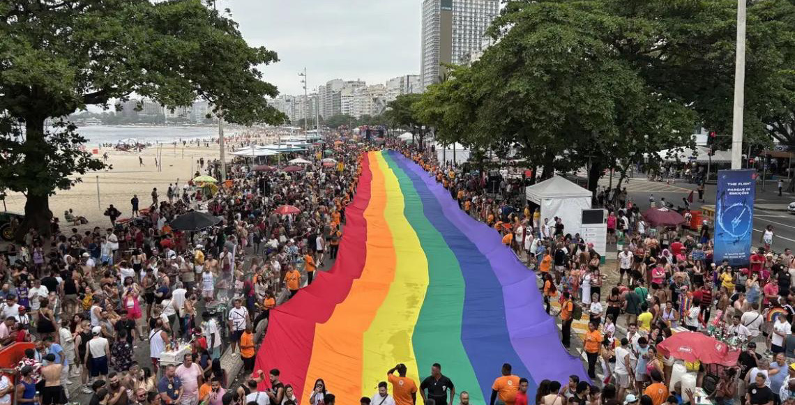 Na orla de Copacabana, a Parada do Orgulho LGBTI+ do Rio de Janeiro celebra 30 anos e reforça visibilidade