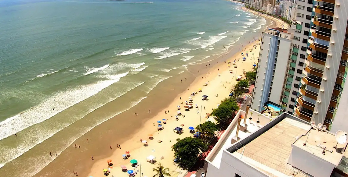 Balneário Camboriú (SC) peneira areia de praia após obra de macrodrenagem