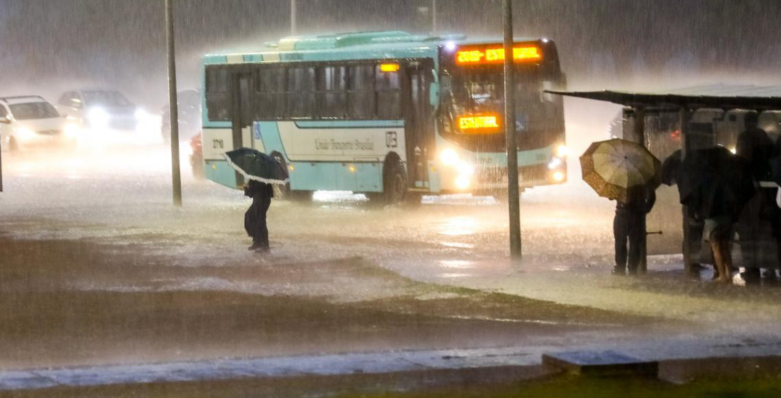 Temporada de chuva no DF exige mais atenção e cuidados no trânsito