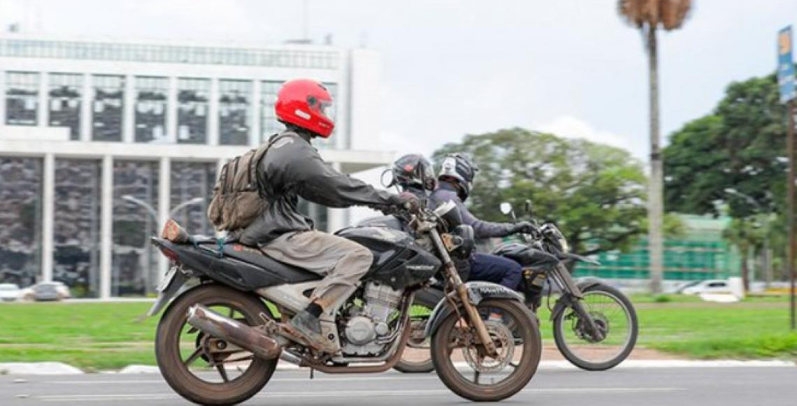 Mortes de motociclistas no trânsito aumentam 15 vezes em 20 anos. Jovens são maioria