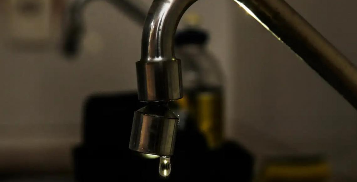 Brasil perde diariamente o equivalente a 6 mil piscinas de água tratada, diz estudo