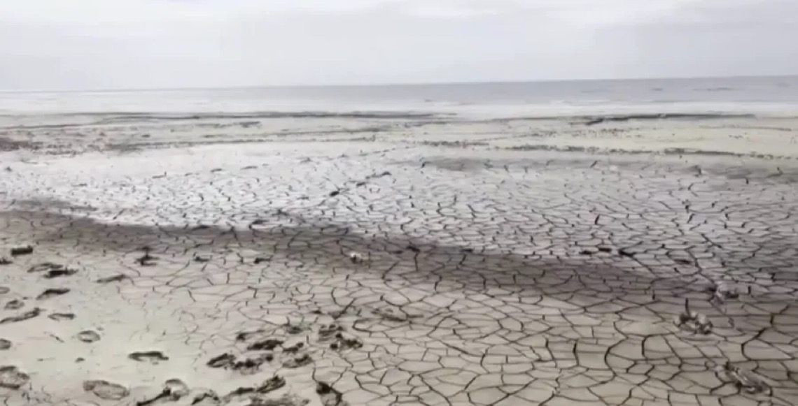 Faixa de lama interdita trecho da maior praia do Brasil e intriga cientistas, no Rio Grande do Sul