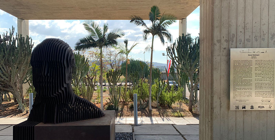 Busto do arquiteto brasileiro Oscar Niemeyer é inaugurado no Líbano