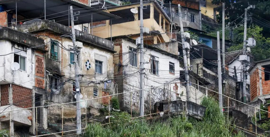 Quase 20% da população de favelas vivem em vias onde não passam carros