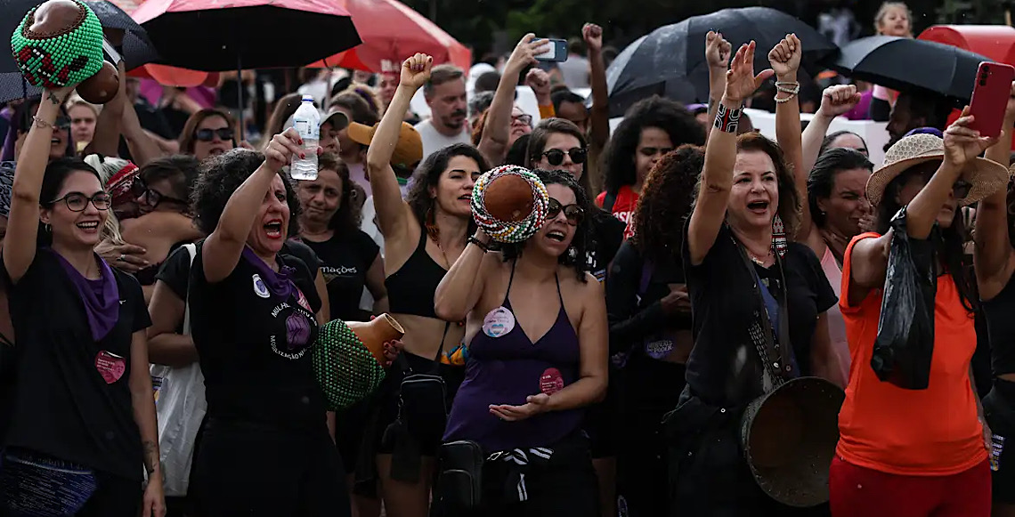 No centro de Brasília, no ato Levante Mulheres Vivas, mulheres denunciam feminicídios e a omissão do Estado