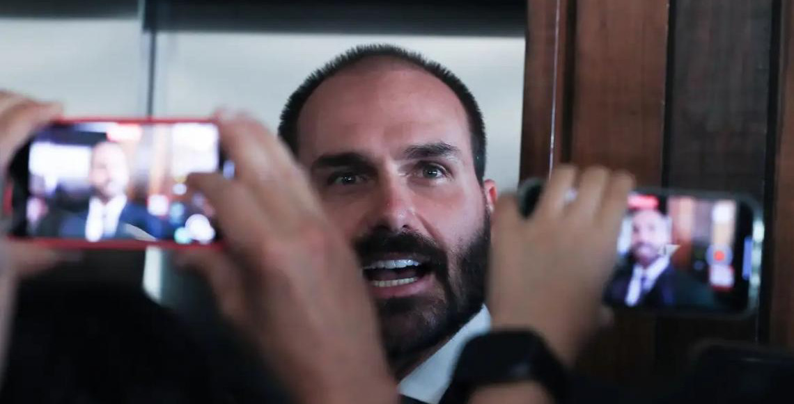 Hugo Motta notifica Eduardo Bolsonaro sobre processo de perda do mandato