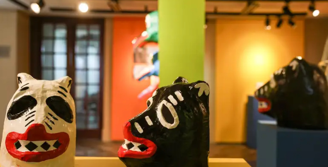 Tradição dos Juliōes na produção de máscaras de Olinda, Pernambuco chega ao Rio de Janeiro