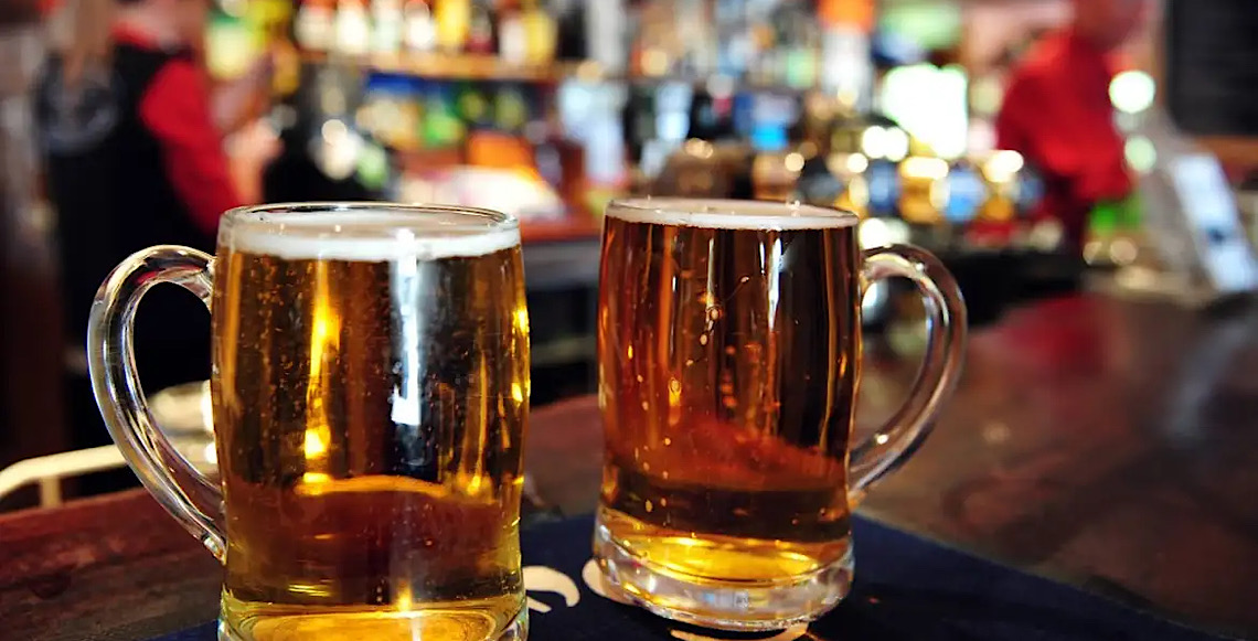 Estudante brasileira desenvolve copo que detecta bebida adulterada com drogas ou metanol