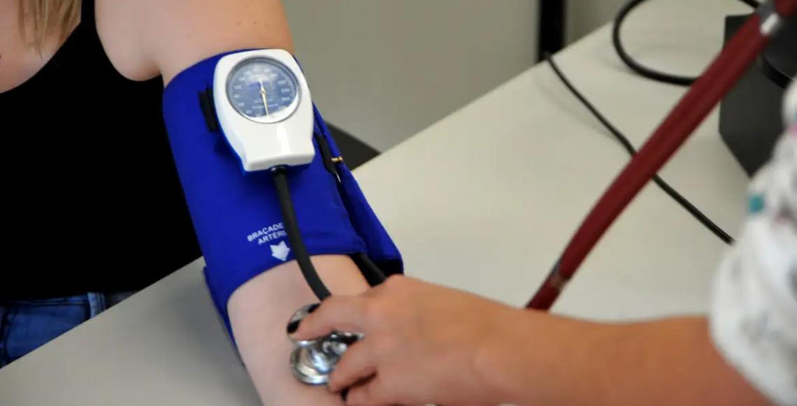 Médicos publicam alerta para riscos de prescrição e uso de testosterona para mulher