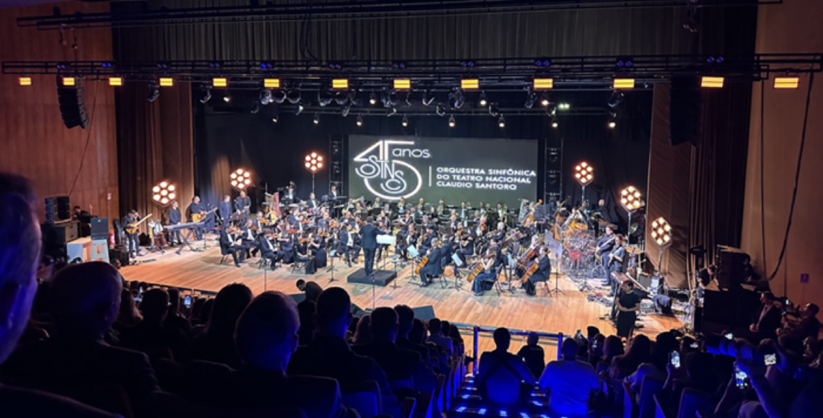 Orquestra Sinfônica do Teatro Nacional leva clássicos natalinos à Esplanada dos Ministérios