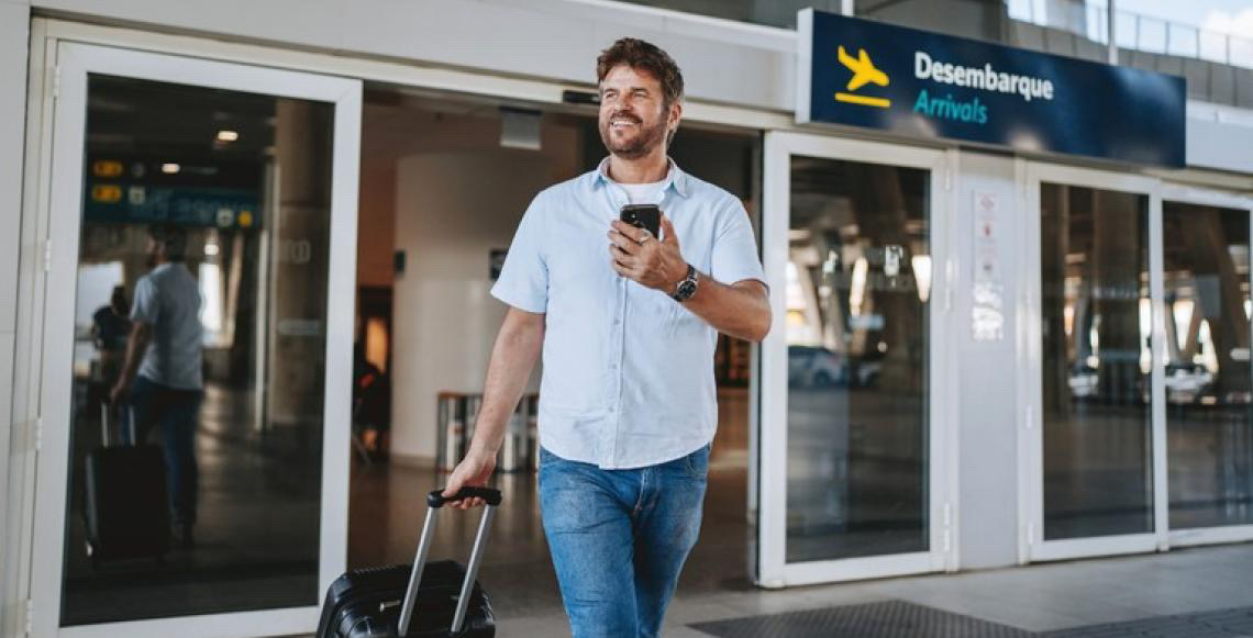 Brasileiros estão viajando mais de avião e pagando mais barato por passagens