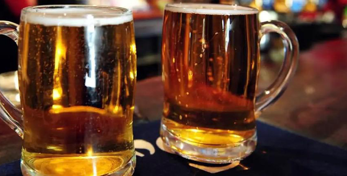 Estudante brasileira desenvolve copo que detecta bebida adulterada com drogas ou metanol