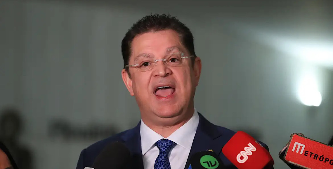 Sóstenes Cavalcante diz ser alvo de perseguição e que dinheiro vivo é de venda de imóvel