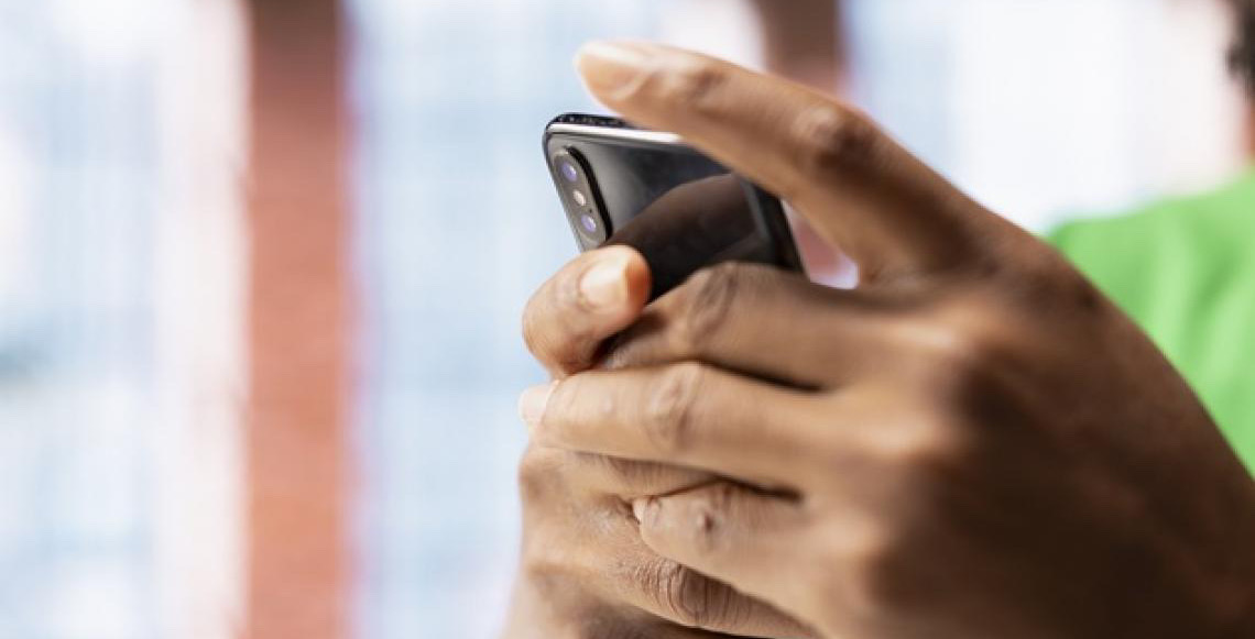 Brasileiro está falando menos de política no WhatsApp, mostra estudo do InternetLab e da Rede Conhecimento Social