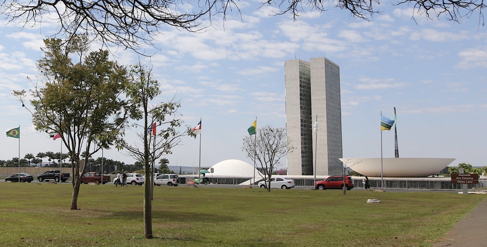Congresso se reaproxima do governo e desloca crise para o Judiciário