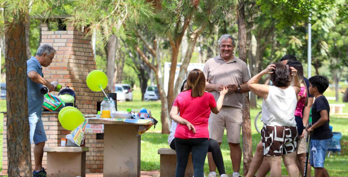 Famílias e amigos aproveitam domingo de sol nas novas churrasqueiras do Parque da Cidade
