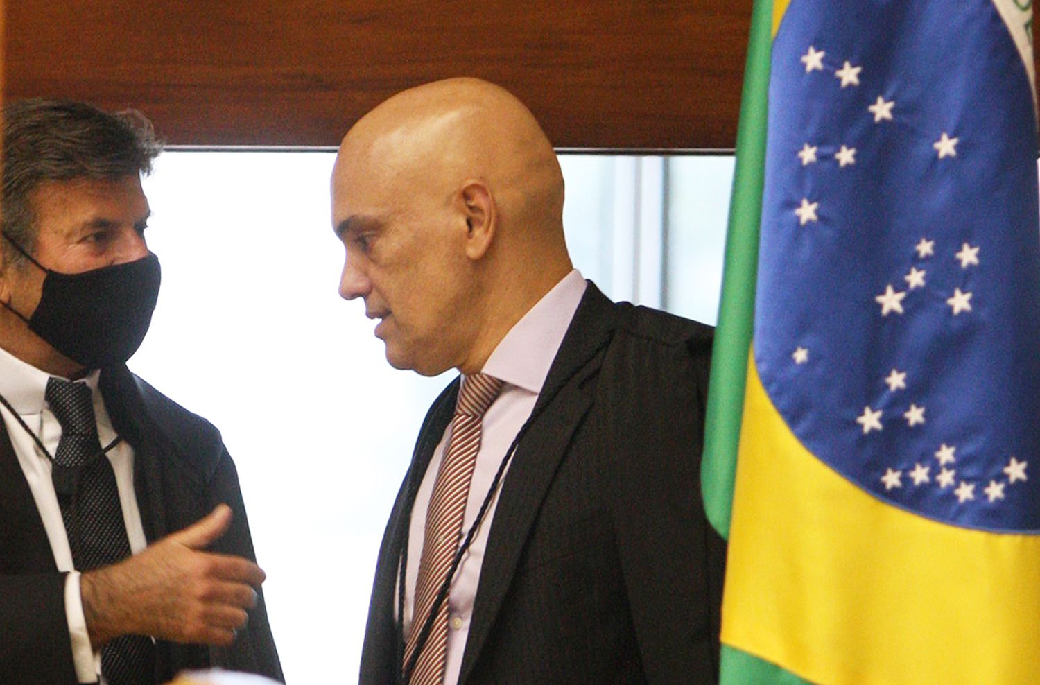 Moraes diz que falou com Galípolo sobre Lei Magnitsky, e jornal relatou pedido de ministro sobre banco Master