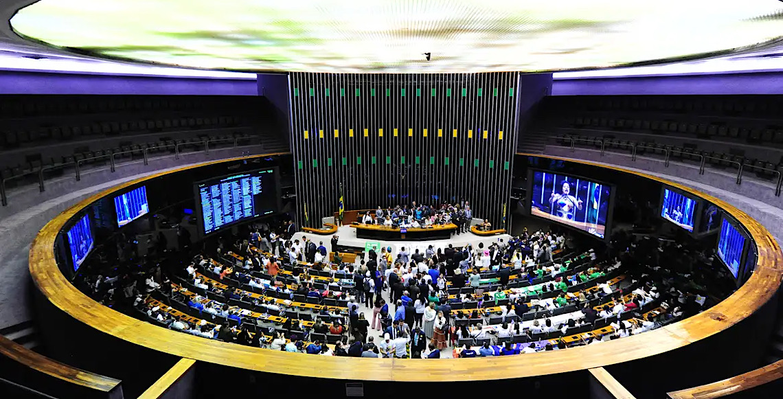 Presidente de comissão assume R$ 45 mi em emendas em votação relâmpago