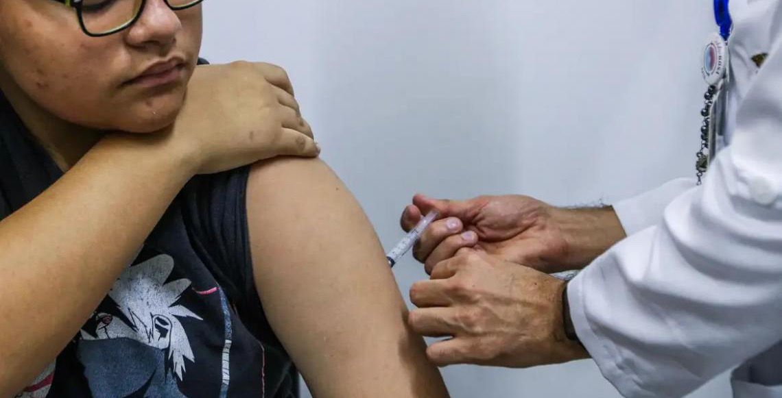 Jovens de 15 a 19 anos podem se vacinar contra HPV até junho de 2026