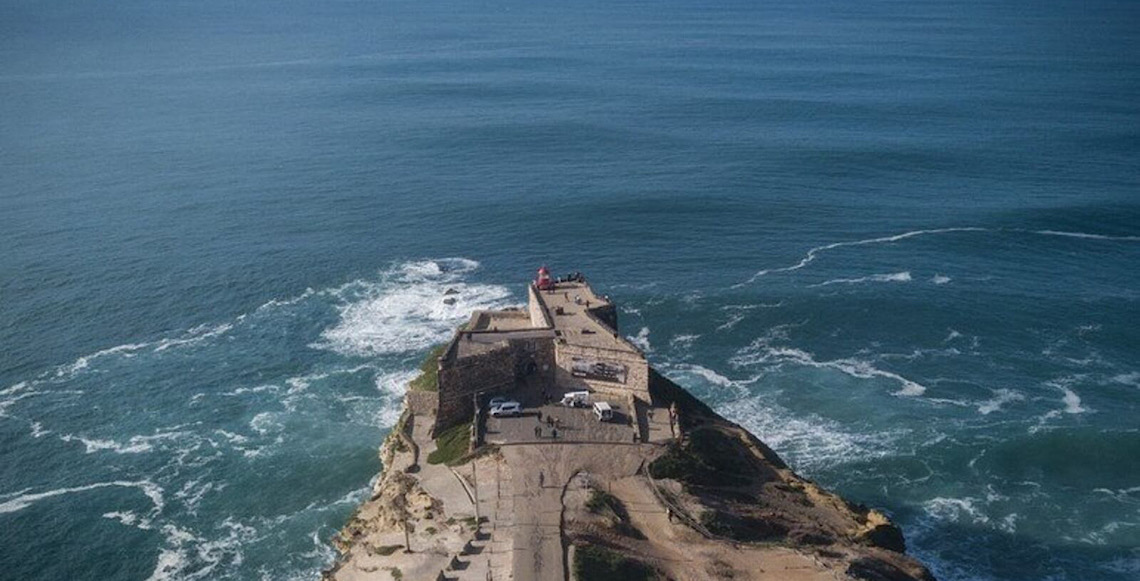 Brasileiro Rodrigo Koxa surfa onda próxima a 30 metros em Portugal e desafia recorde mundial