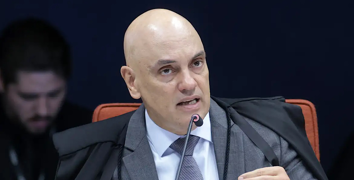 Flávio e Carlos atacam Moraes após ministro manter Bolsonaro preso na PF