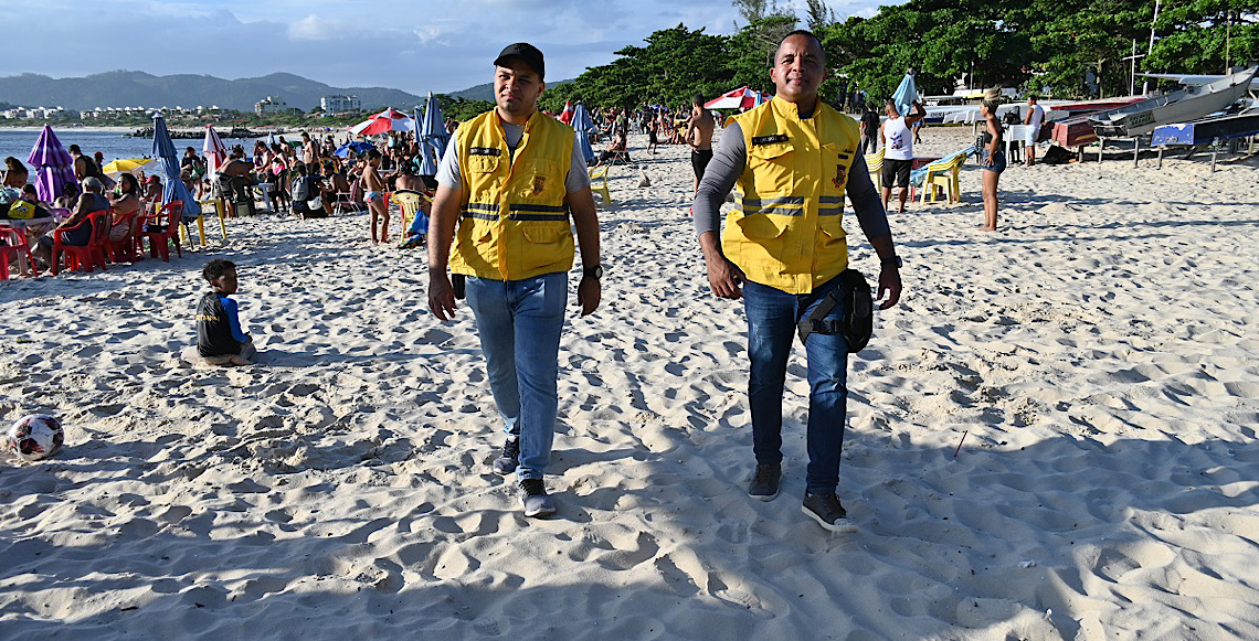 Saiba se barracas e quiosques podem cobrar por cadeira e guarda-sol na praia