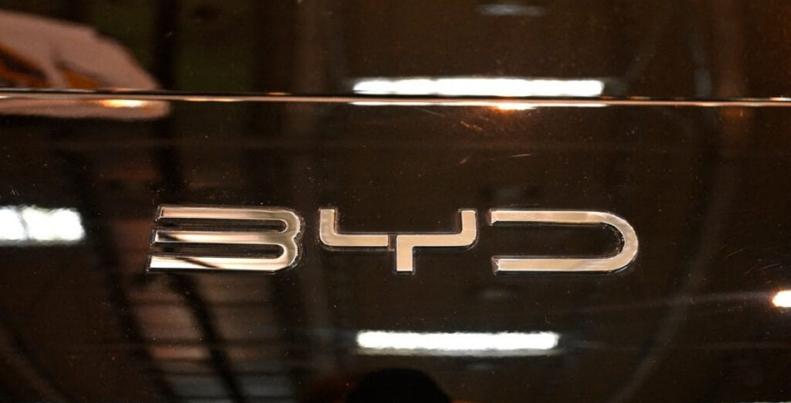 BYD bate Tesla com recorde de vendas anuais de carros elétricos em 2025